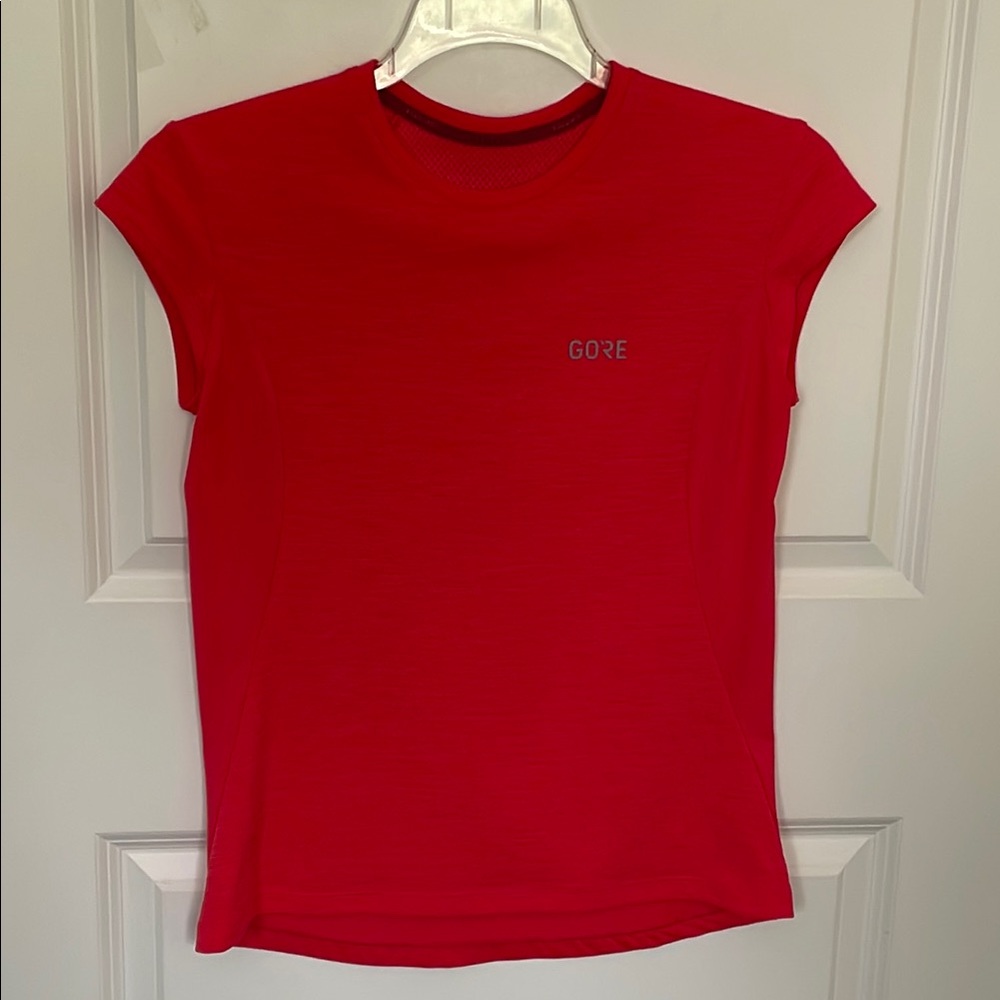 Gore  Red Workout Top Large Outdoor